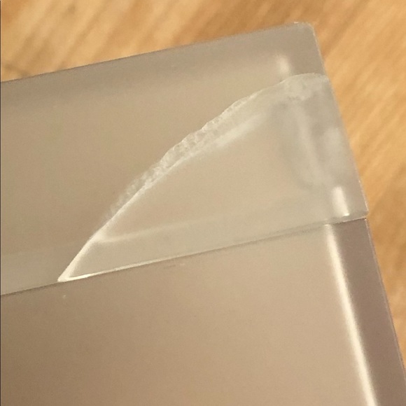 The crack in the DKNY BOX - Picture 5 of 6